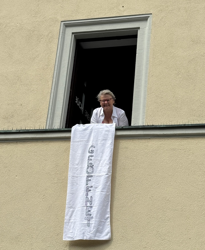 P. Rupprecht hat das "Geöffnet-Bettuch" gestaltet